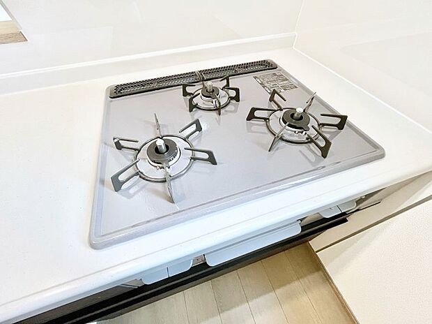 ガスコンロはSiセンサー搭載。火力調節や焦げ付き・消し忘れも防いでくれます。