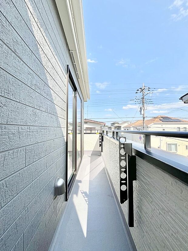 ~Balcony~ バルコニーは温かい陽がさしこみ、お布団や洗濯物を気持ちよく干すことができます。 使いやすく開放的なバルコニーです♪陽ざしがたっぷり降り注ぐ、バルコニー付き住まい。