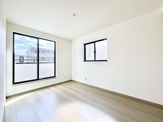 ~Bed Room~ 2面採光を確保した明るい室内は、風通しも良く、大変居心地の良い空間となっております。爽やかな風を感じて起きる朝は、快適生活の始まりに!日当たりや通風がとても良い住まい♪