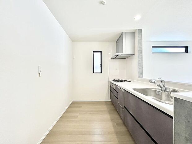 ◆A号棟◆~Kitchen~ 自然光が入る窓のあるキッチン☆毎日使う場所だからこそ、使い勝手を考慮しました。ゆったりとしたキッチンコーナーは質感豊かな仕上がりとなっております。