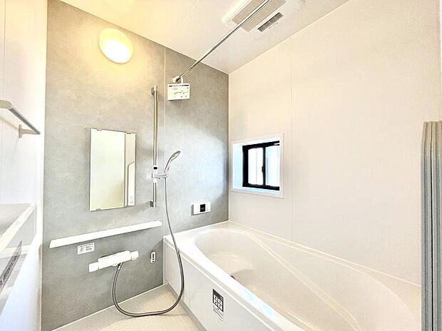 ◆A号棟◆~Bath Room~ 窓付きのバスルームは、採光もあり明るく気持ちの良い空間です。窓があることで、換気環境も良好。ゆったり寛げるバスルームで、毎日のバスタイムが楽しみになりそうです。