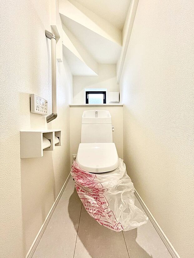 ◆A号棟◆~Toilet~ 清潔感のある水回り♪トイレはウォシュレット付きです◎トイレは毎日使わざるを得ないもの。いつも清潔を保ちたいですね。トイレが2ヶ所あるので朝の混雑時に便利です!