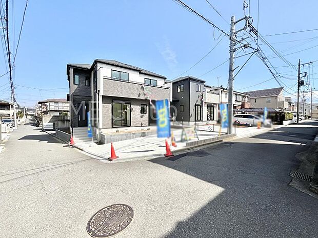 ~Exterior~ 前面道路:南西 4m 公道、北西 4m 公道 低層の一戸建てを中心とした街並みが整然と続き、周辺は高い建物が建っていないので、緑の多い閑静な趣を感じる環境です。