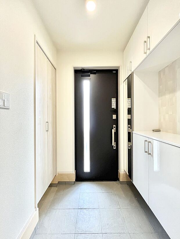 ◆A号棟◆~Entrance~ 家の中でお客様を迎える最初の場所である玄関は、家の印象そのものです!豊富な玄関収納で、常に綺麗に保つことが出来ます♪玄関にはたっぷり収納の下駄箱を完備!