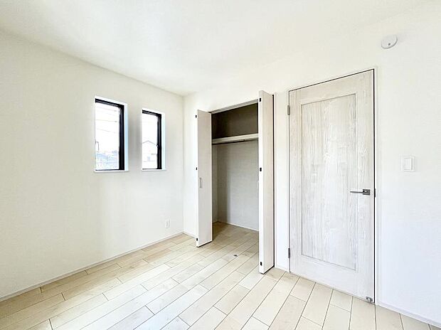 ◆A号棟◆~Bed Room~ 全居室には収納クローゼットを完備!普段使いのお洋服や小物はもちろん、季節物のお洋服などもしっかりと整理整頓おしまい頂けます。 居室空間を広く使用できますね。