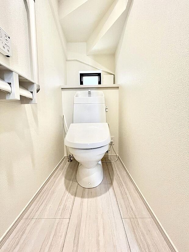 ◆A号棟◆~Toilet~ 綺麗・スッキリ・快適なウォシュレット付トイレでくつろげる空間です。採光もあり明るく、快適空間となっております♪毎日使う場所だからこその配慮です!