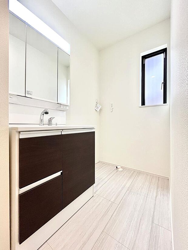 大きく見やすい三面鏡で清潔感ある洗面台は、身だしなみチェックや肌のお手入れにおすすめです。