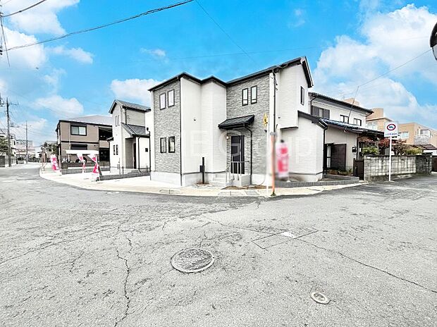 ~Exterior~ 前面道路:北東 5.9m 公道 前面道路は閑静な住宅地をはしる車通りの少ない道路。駐車の出し入れもらくらくです!ご不明点・現地見学のご希望は、お気軽にお問い合わせください!