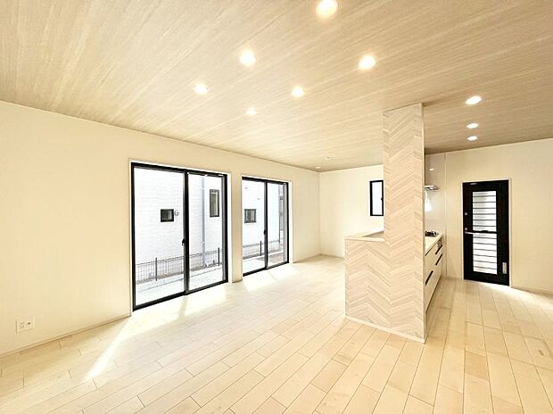 家族の笑顔が自然と生まれてくる、そんな雰囲気のダイニングに仕上がっています。