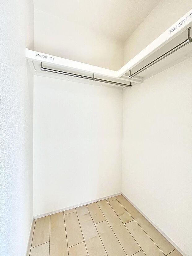 ◆A号棟◆~Walk-in Closet~ たくさんの洋服をかけてもシワになりにくいウォークインクローゼット。洋服以外にも、普段使わない家電やスーツケース、ストック品など何でも片付く嬉しい空間です。