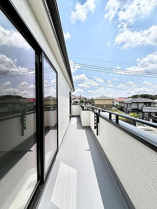 ◆B号棟◆~Balcony~ 南向きのバルコニーの前には雲以外に太陽を遮るものがありません。お洗濯物も乾きやすく、何より明るく気持ちのいい光が入ってきます。使いやすく開放的なバルコニーです♪