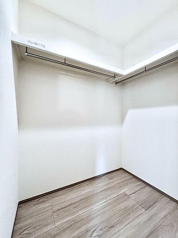 ◆B号棟◆~Walk-in Closet~ たくさんの洋服をかけてもシワになりにくいウォークインクローゼット。洋服以外にも、普段使わない家電やスーツケース、ストック品など何でも片付く嬉しい空間です。