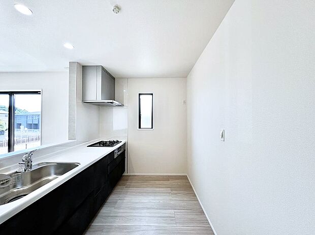 ◆C号棟◆~Kitchen~ 自然光が入る窓のあるキッチン☆毎日使う場所だからこそ、使い勝手を考慮しました。ゆったりとしたキッチンコーナーは質感豊かな仕上がりとなっております。