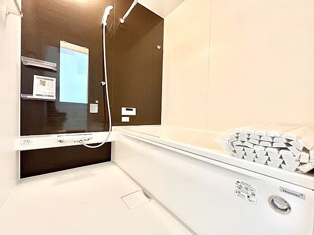 ◆2号棟◆~Bath Room~ 足を伸ばして入浴することが可能!一日の疲れを癒す貴重なバスタイムです。お子様とご一緒でも十分な広さなので、リビングとは違った家族団欒のひと時をお楽しみいただけます。