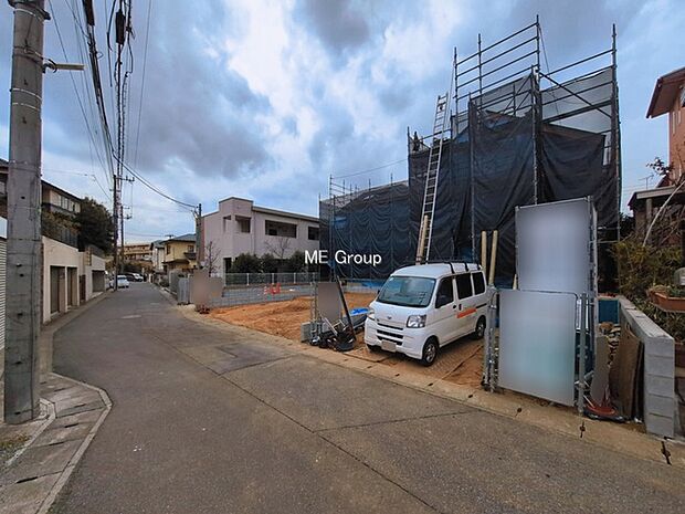 ~Exterior~ 前面道路:東 4.52m 公道 前面道路は閑静な住宅地をはしる車通りの少ない道路。駐車の出し入れもらくらくです!ご不明点・現地見学のご希望は、お気軽にお問い合わせください!