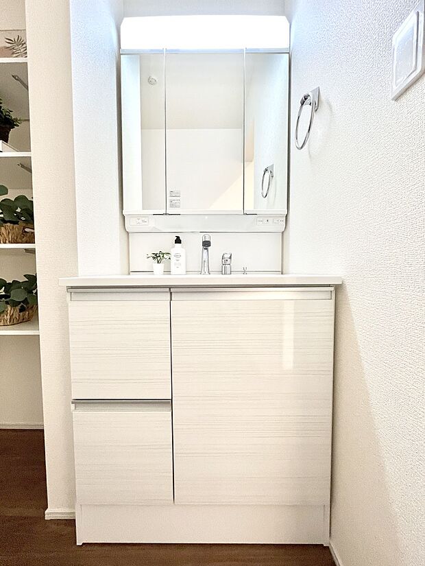 大きく見やすい三面鏡で清潔感ある洗面台は、身だしなみチェックや肌のお手入れにおすすめです。