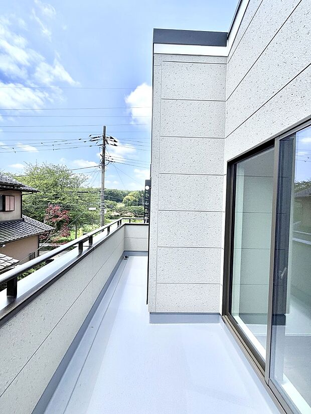 暖かな陽光が降り注ぐバルコニーはお洗濯におすすめ。爽やかな風も心地よいです。
