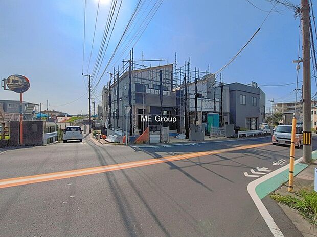 ◆2号棟◆~Exterior~ 前面道路:西6m公道 前面道路は閑静な住宅地をはしる車通りの少ない道路。駐車の出し入れもらくらくです!ご不明点・現地見学のご希望は、お気軽にお問い合わせください。