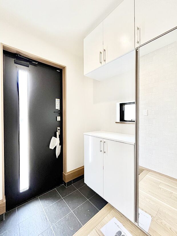 ガラススリットの入った玄関ドアが室内に光を届けてくれます