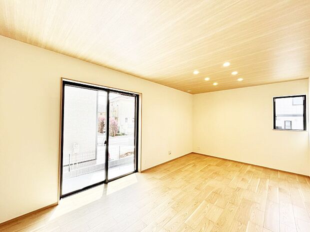 大きな窓からたっぷりの陽光と風を感じられるリビング