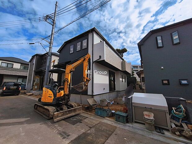 ◆2-C号棟◆~Exterior~ 堂々たる趣ながら、主張し過ぎずどこか余裕を感じさせるシャープなフォルムで佇む邸宅は、晴天の空と照らし合わせる事で、本来あるべき完成形の姿を見せてくれます。