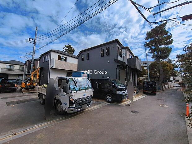 ~Exterior~ 前面道路:西 4.5m 私道、南 4m 公道 低層の一戸建てを中心とした街並みが整然と続き、周辺は高い建物が建っていないので、緑の多い閑静な趣を感じる環境です。