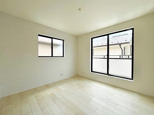 ◆B号棟◆~Bed Room~ 2面採光を確保した明るい室内は、風通しも良く、大変居心地の良い空間となっております。爽やかな風を感じて起きる朝は、快適生活の始まりに!日当たりが良い住まい♪