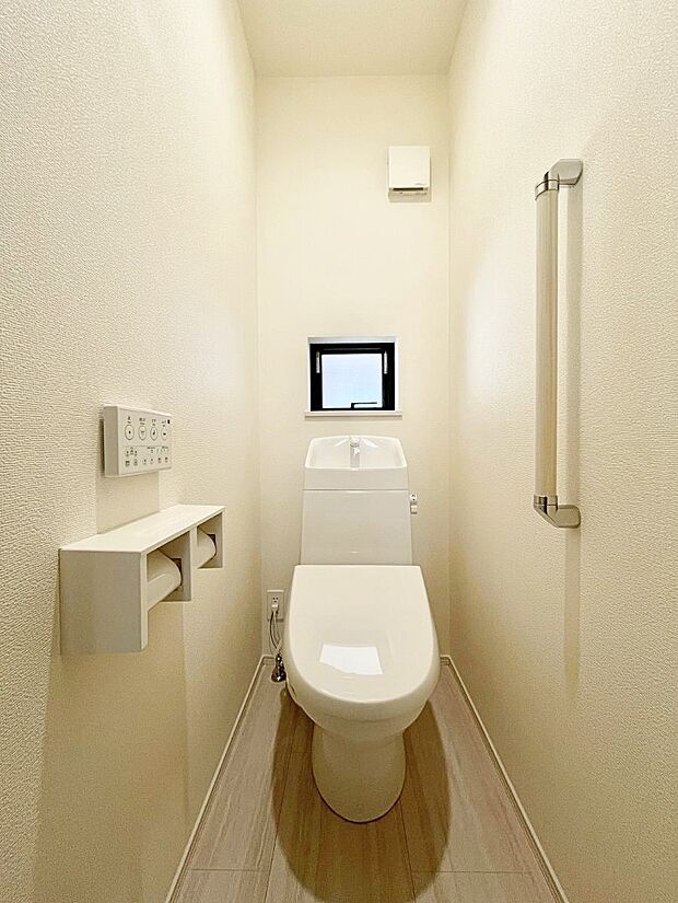 ◆B号棟◆~Toilet~ 綺麗・スッキリ・快適なウォシュレット付トイレでくつろげる空間です。採光もあり明るく、快適空間となっております♪毎日使う場所だからこその配慮です!