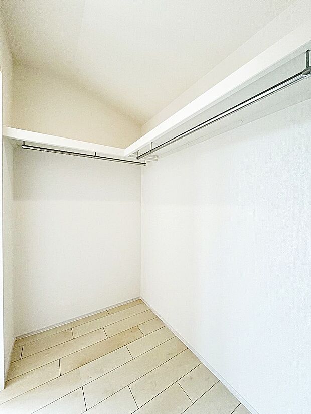 ◆B号棟◆~Walk-in Closet~ たくさんの洋服をかけてもシワになりにくいウォークインクローゼット。洋服以外にも、普段使わない家電やスーツケース、ストック品など何でも片付く嬉しい空間です。