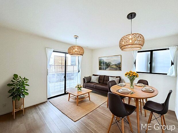 〜Living〜 家族の会話や笑顔が行き交うリビングです。子供が走ってる姿を見ながら、大きなソファやダイニングテーブルでゆったり食事をしたりくつろぎたい♪そんな夢が叶えられる空間です!※家具はCGです