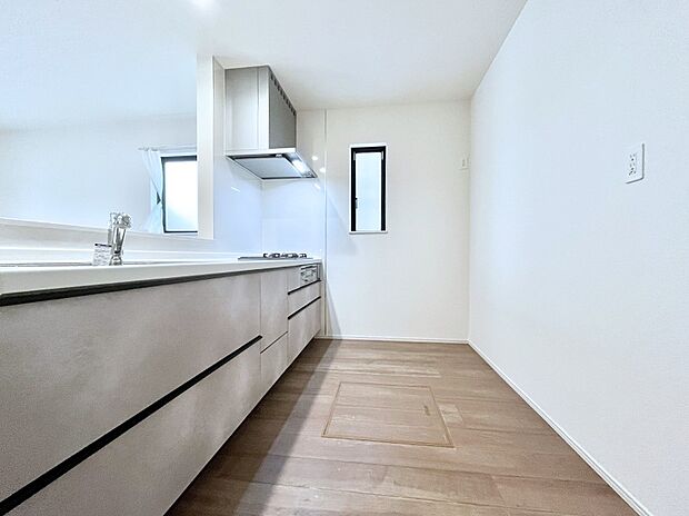 〜Kitchen〜 自然光が入る窓のあるキッチン☆毎日使う場所だからこそ、使い勝手を考慮しました。ゆったりとしたキッチンコーナーは質感豊かな仕上がりとなっております。