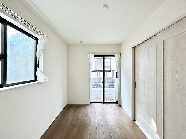 〜Bed Room〜 全居室には収納クローゼットを完備!普段使いのお洋服や小物はもちろん、季節物のお洋服などもしっかりと整理整頓おしまい頂けます。 居室空間を広く使用できますね。