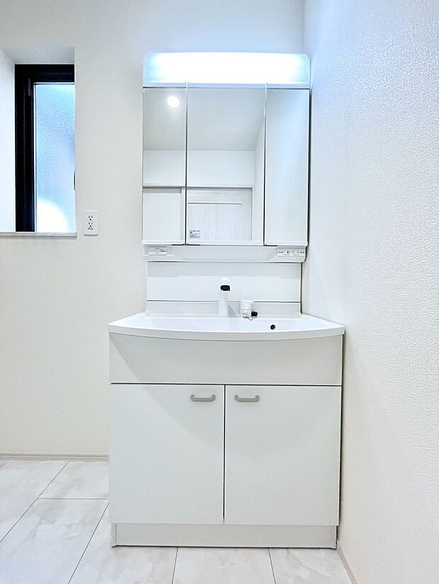 大きく見やすい三面鏡で清潔感ある洗面台は、身だしなみチェックや肌のお手入れにおすすめです。 