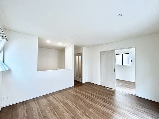 〜Living〜 家族の食事や団らんのほか、子どもを遊ばせたり、友人を招いたりするLDKは住まいの中心。長時間過ごす場所だから、その空間は住まい全体の居心地を左右します。