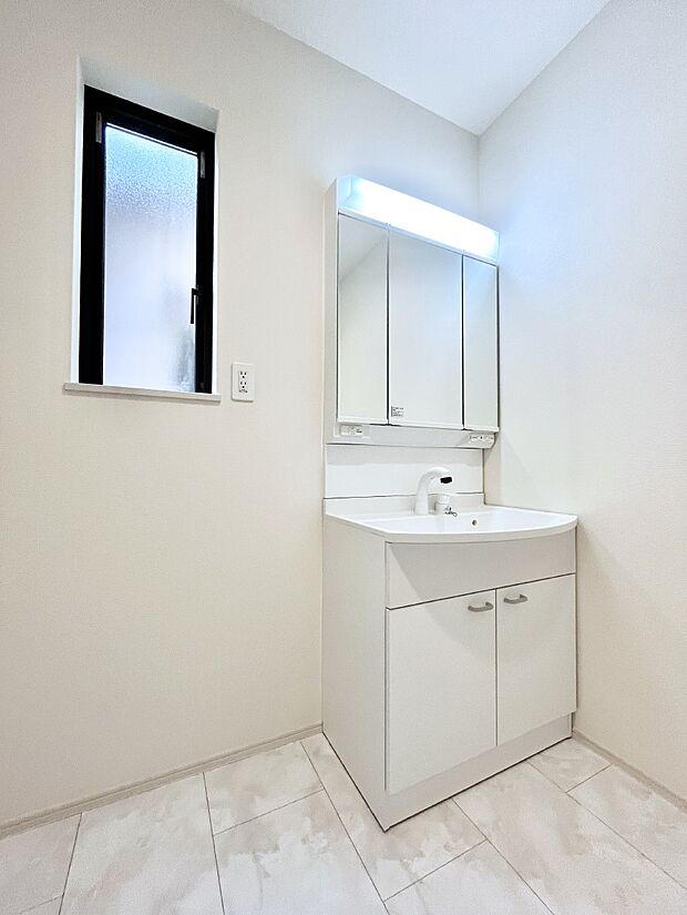 〜Dressing Room〜　暗くなりがちな洗面所も窓があると採光と換気が可能なので気持ちよくお使い頂けます。三面鏡タイプの洗面台は鏡裏収納で散らかりがちな洗面所もスッキリ♪