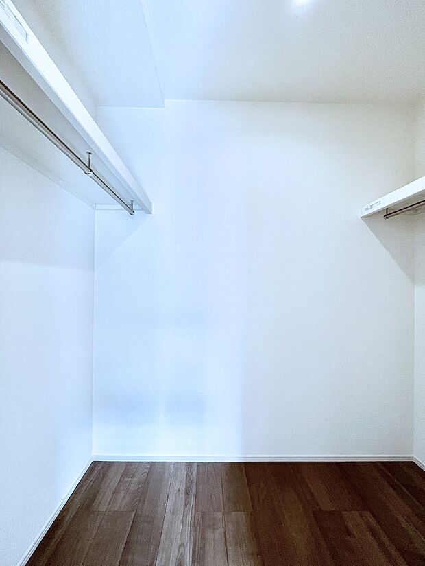 ウォークインクローゼット付きで生活空間を広く利用できます。