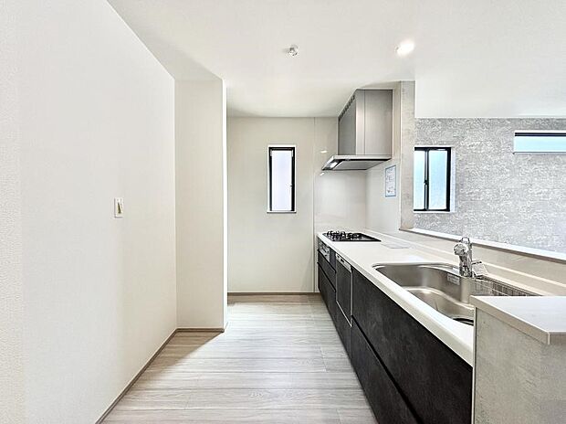 ◆B号棟◆~Kitchen~ 自然光が入る窓のあるキッチン☆毎日使う場所だからこそ、使い勝手を考慮しました。ゆったりとしたキッチンコーナーは質感豊かな仕上がりとなっております。