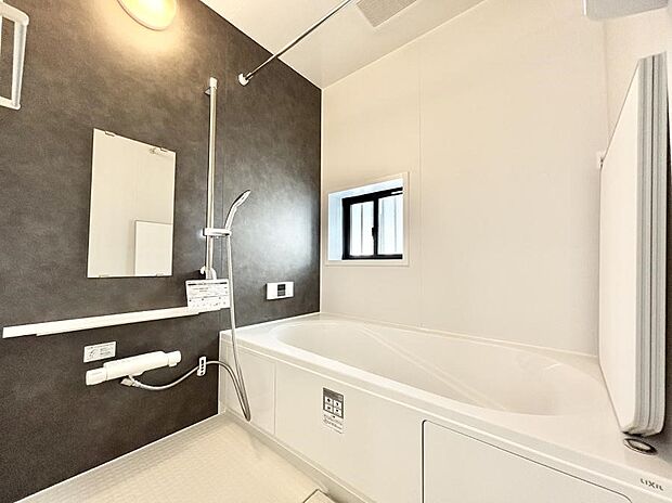◆B号棟◆~Bath Room~ 足を伸ばして入浴することが可能!一日の疲れを癒す貴重なバスタイムです。お子様とご一緒でも十分な広さなので、リビングとは違った家族団欒のひと時をお楽しみいただけます。