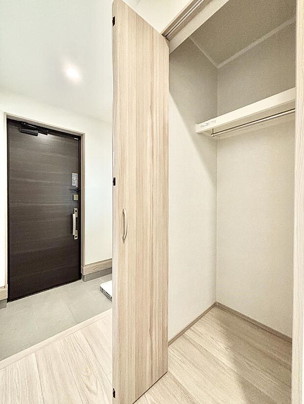 ◆B号棟◆玄関ホール収納です。掃除道具やお出かけ用グッズの収納に便利です。