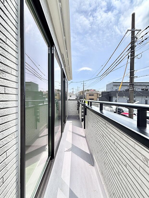 ◆B号棟◆~Balcony~ 南向きのバルコニーの前には雲以外に太陽を遮るものがありません。お洗濯物も乾きやすく、何より明るく気持ちのいい光が入ってきます。使いやすく開放的なバルコニーです♪
