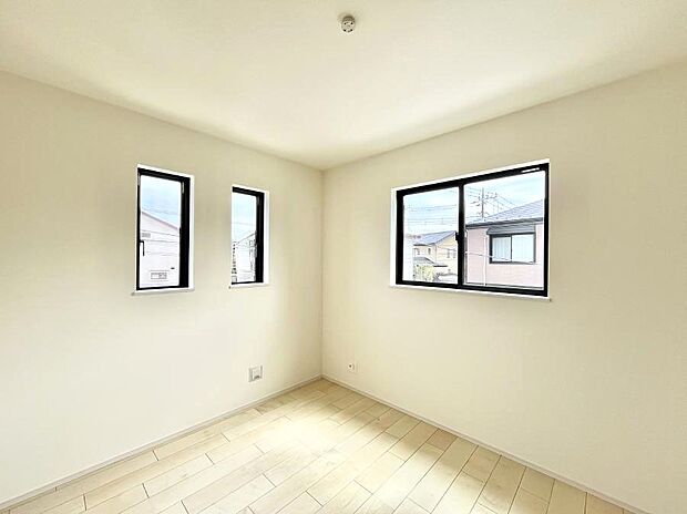 2面採光で気持ちよく自然光が取り入れられるのでお子様のお部屋にもピッタリ