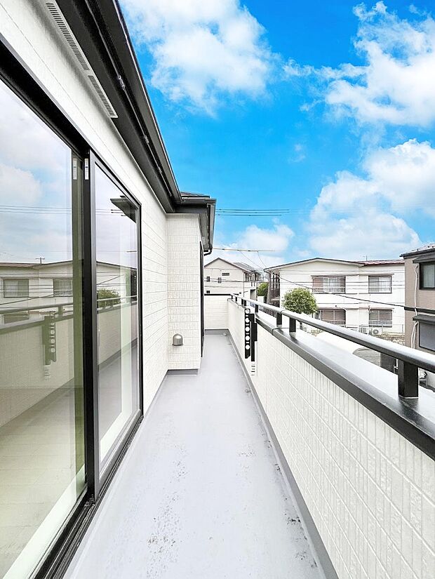 南向きのバルコニー!ご家族の洗濯物はもちろん、お布団もたっぷり干せます!