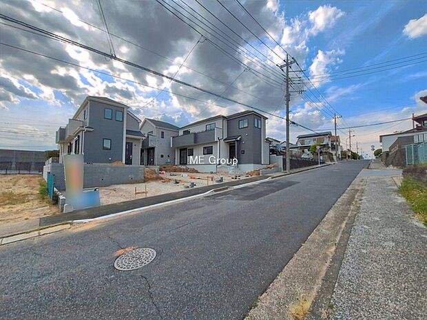 ～Exterior～　前面道路：東 9m 公道　前面道路は閑静な住宅地をはしる車通りの少ない道路。駐車の出し入れもらくらくです！ご不明点・現地見学のご希望は、お気軽にお問い合わせください！