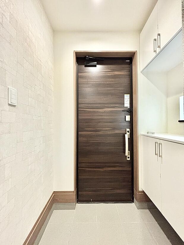 ◆A号棟◆~Entrance~ 玄関は家の顔といわれますが我が家のセンスをさりげなく感じさせる魅力ある玄関造りも楽しみの一つ。帰宅する度に家族がほっとできる心地よい空間造りも大切ですね♪