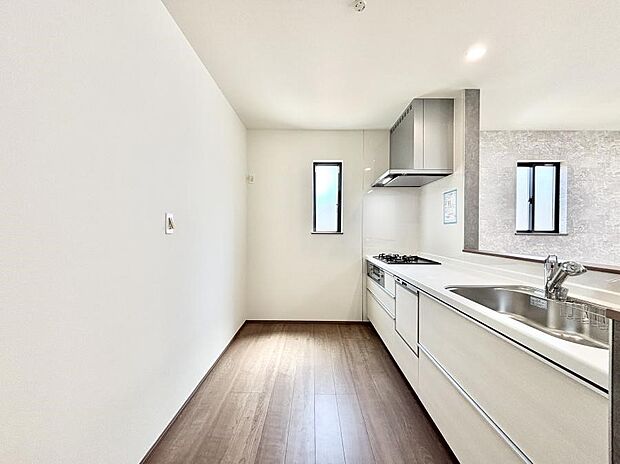 ◆A号棟◆~Kitchen~ 自然光が入る窓のあるキッチン☆毎日使う場所だからこそ、使い勝手を考慮しました。ゆったりとしたキッチンコーナーは質感豊かな仕上がりとなっております。
