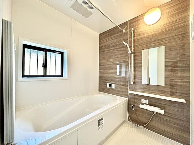 ◆A号棟◆~Bath Room~ 足を伸ばして入浴することが可能!一日の疲れを癒す貴重なバスタイムです。お子様とご一緒でも十分な広さなので、リビングとは違った家族団欒のひと時をお楽しみいただけます。