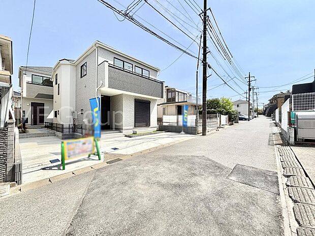 ~Exterior~ 前面道路:南 5m 公道 前面道路は閑静な住宅地をはしる車通りの少ない道路。駐車の出し入れもらくらくです!ご不明点・現地見学のご希望は、お気軽にお問い合わせください!