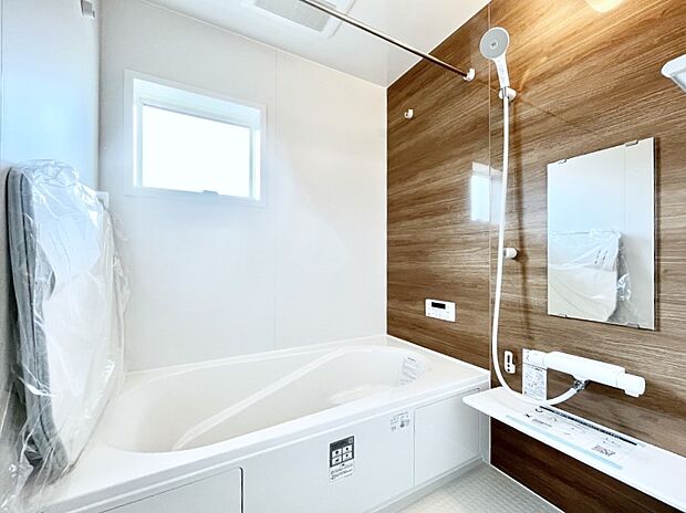 ◆7号棟◆~Bath Room~ 窓付きのバスルームは、採光もあり明るく気持ちの良い空間です。窓があることで、換気環境も良好。ゆったり寛げるバスルームで、毎日のバスタイムが楽しみになりそうです。