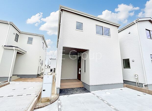 ◆7号棟◆~Exterior~ 堂々たる趣ながら、主張し過ぎずどこか余裕を感じさせるシャープなフォルムで佇む邸宅は、晴天の空と照らし合わせる事で、本来あるべき完成形の姿を見せてくれます。