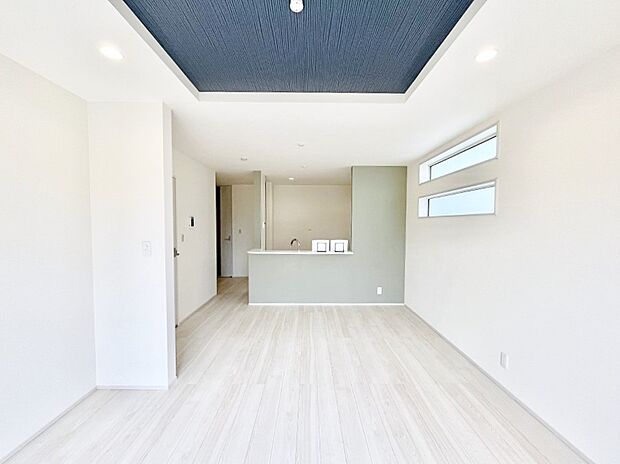 ◆7号棟◆~Living~ 家族の食事や団らんのほか、子どもを遊ばせたり、友人を招いたりするLDKは住まいの中心。長時間過ごす場所だから、その空間は住まい全体の居心地を左右します。